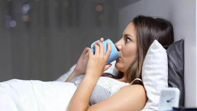 सोने से पहले दूध पीने से आपके स्वास्थ्य को कैसे लाभ होता है