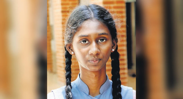 चेन्नई के एक कमरे के घर में पढ़ाई करने के बावजूद छात्रा ने परीक्षा में टॉप किया | चेन्नई कॉर्पोरेशन स्कूल की 10वीं की परीक्षा में नुंगमबक्कम गर्ल्स हायर सेकेंडरी स्कूल की छात्रा बी. साधना ने टॉप किया है।