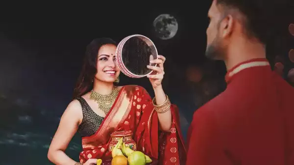 करवा चौथ पति-पत्नी के बीच प्यार का उत्सव है। इस दिन, विवाहित महिलाएं व्रत रखती हैं और अपने पति के लिए लंबे, सुखी और स्वस्थ जीवन के लिए सर्वशक्तिमान से प्रार्थना करती हैं। बदले में, पति अपनी पत्नियों को उपहार देकर उनकी सराहना करते हैं।